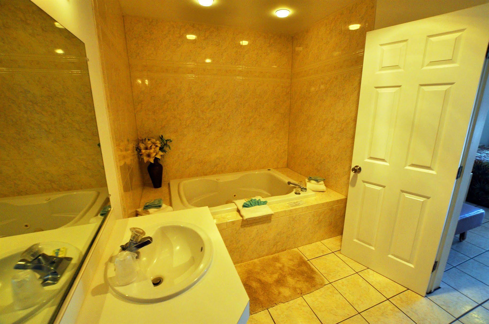 Riviera Resort & Suites Wildwood Bagian luar foto